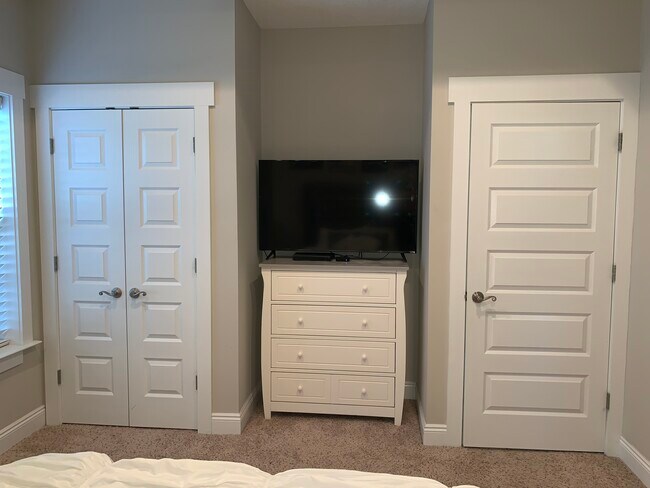 Building Photo - 161 Escanaba Ave