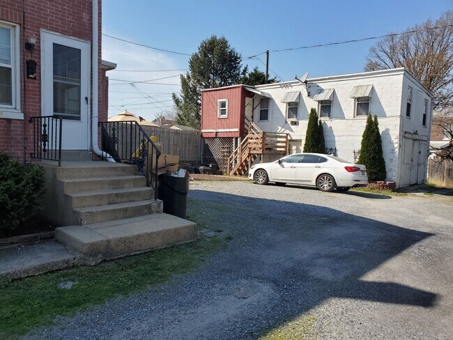 Building Photo - 839 E Walnut St