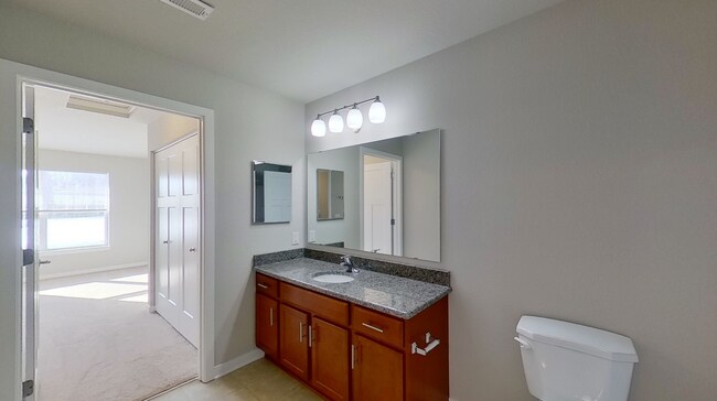 Building Photo - Condo Style Upper 2 Bedroom 1 Bathroom Apartment Available