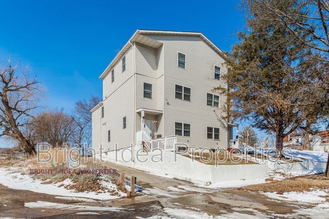 Building Photo - 863 Clark St N