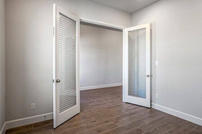 Building Photo - 7845 Charter Hill Dr