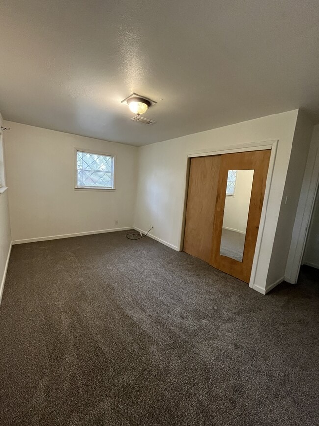 Building Photo - 2048 Oak Ave