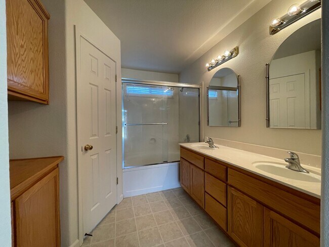Building Photo - Charming single story home located on the ...