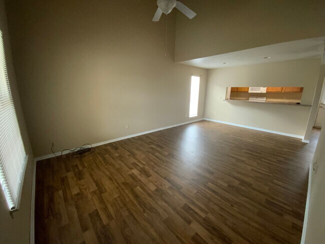 Building Photo - 3 Bedroom 2 Bathroom Duplex