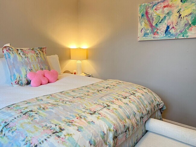 Building Photo - Renovated 1BR * Piedmont Park! ~ Steal of a Deal!