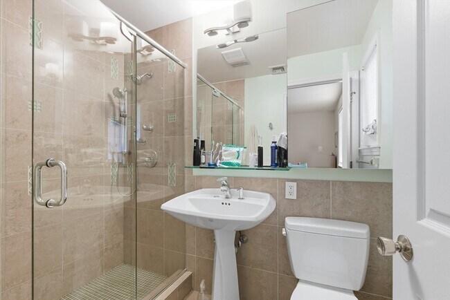 Building Photo - 5 Meadowbrook Rd