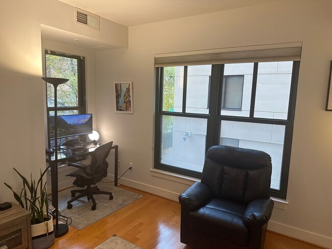 Building Photo - Modern 1 BR, 1BA Condo in Mount Vernon Squ...