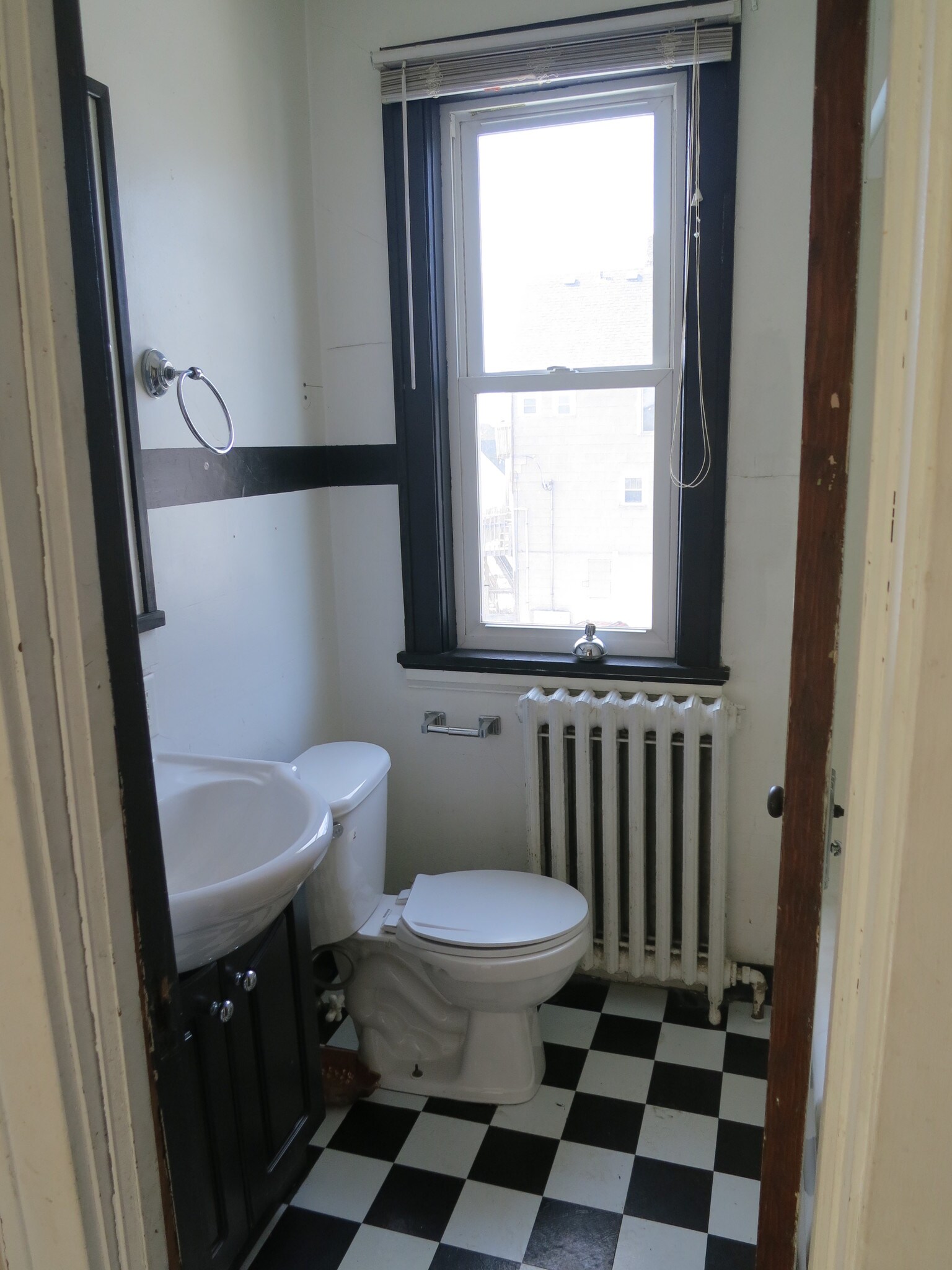 Building Photo - 320 E 5th St