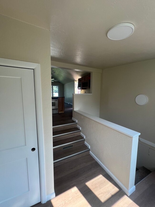 Building Photo - Remodeled 1 Bedroom Millcreek House