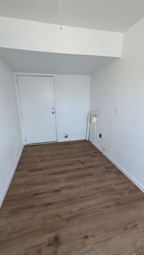 Building Photo - Updated 2 Bedroom 1 Bath Home on Large Cor...