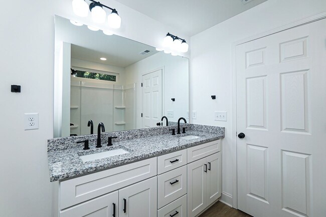Building Photo - Brand New Duet Style Townhome in Charlotte!