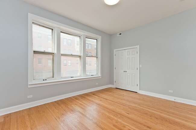 Building Photo - 3324 W Diversey Ave