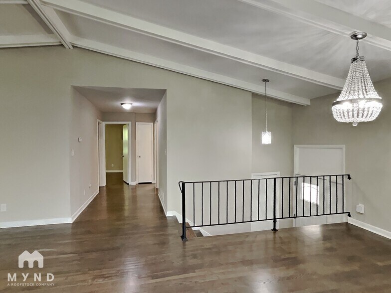 Building Photo - 1322 N Cliff Valley Way NE