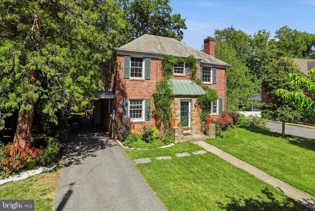 Building Photo - 3221 Coquelin Terrace