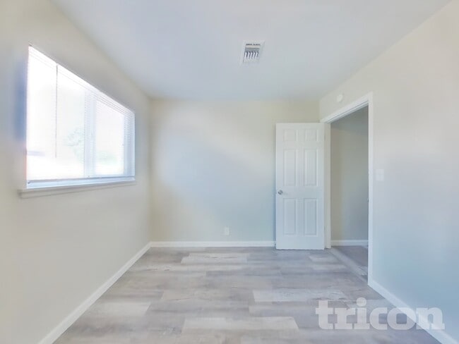 Building Photo - 1126 W Ovington St