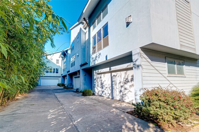 Building Photo - 4308 Lillian St