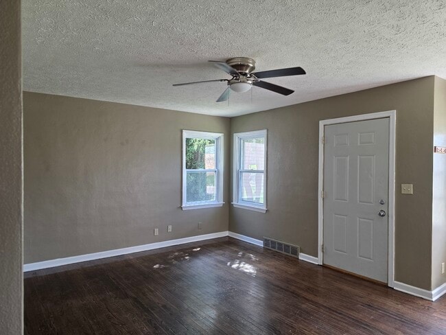 Building Photo - 427 N Henrietta Ave