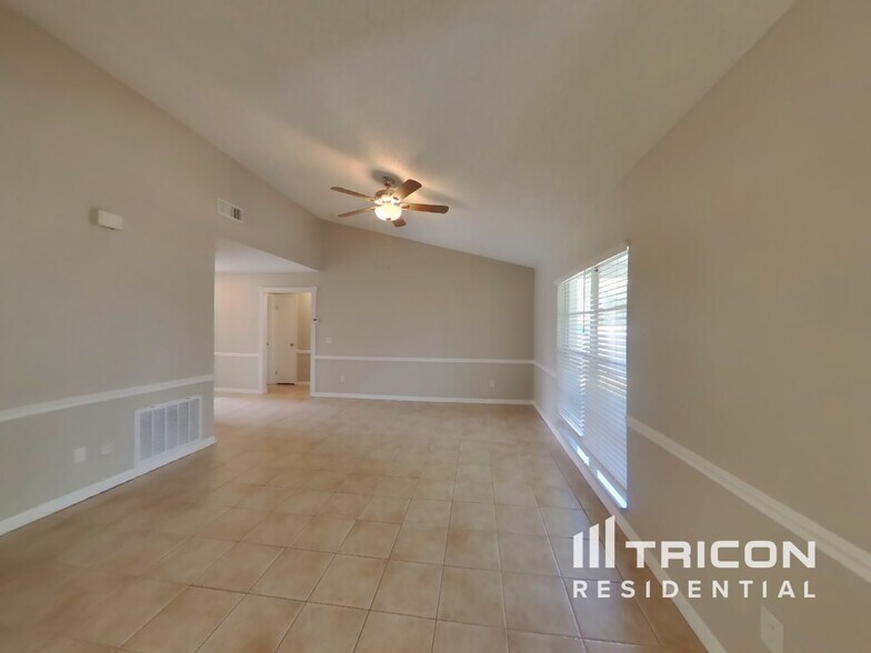 Building Photo - 1028 Hardwood Dr