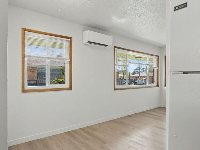 Building Photo - Duplex: 2 Bedrooms - Salem SE