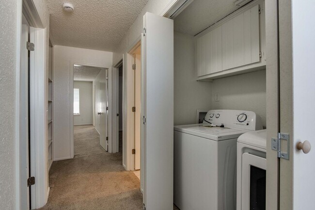 Building Photo - Three bed/2.5 bath in Harvest Hills