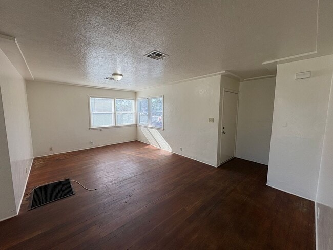 Building Photo - Cozy Home On Spacious Lot near Ballpark coming soon!