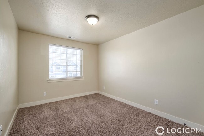 Building Photo - Stunning Single Family Home In Excellent L...