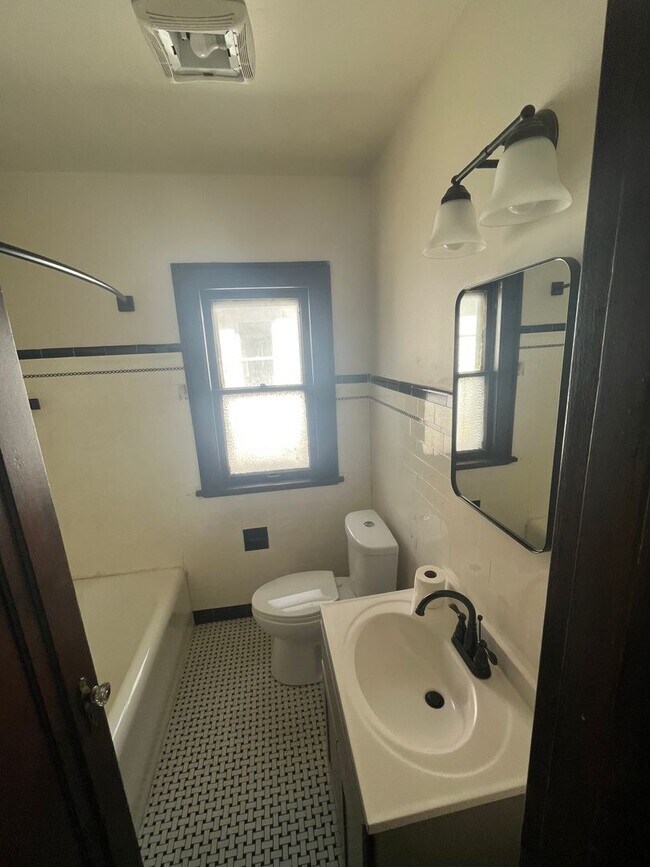Building Photo - Renovated 2-Bedroom Upper Duplex Unit