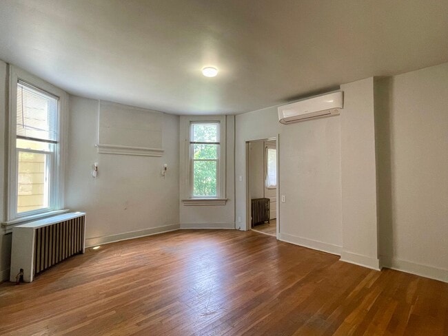 Building Photo - 1st Fl Large 1 Bed/1 Bath Wilkinsburg Unit