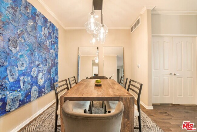 Building Photo - 930 N Doheny Dr