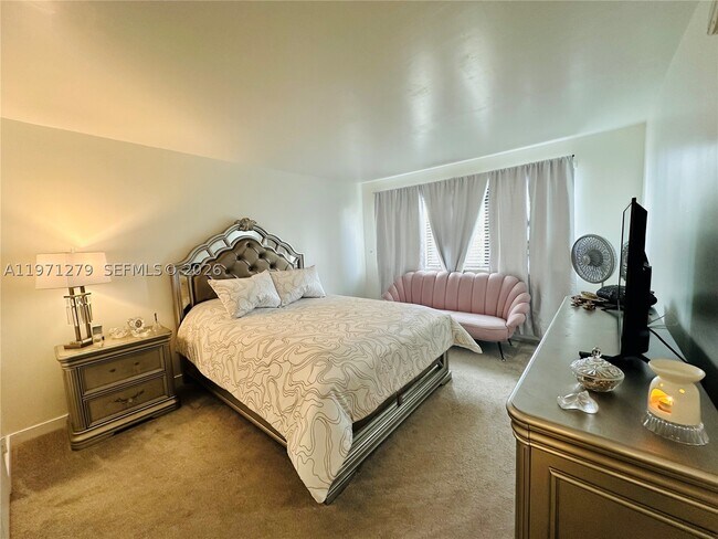 Building Photo - 301 Golden Isles Dr