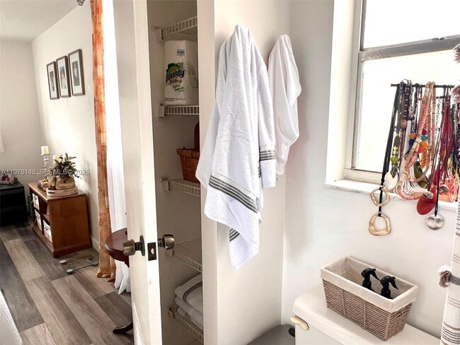 Building Photo - 2811 Somerset Dr