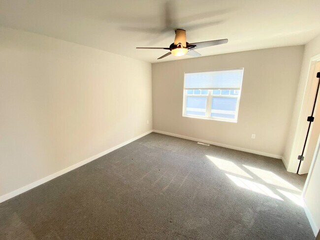 Building Photo - 4 bed, 3.5 Bath Single Family Home (Middle...