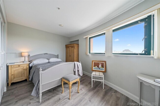 Building Photo - 5725 Sunset Dr