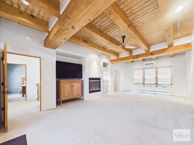 Building Photo - Beautifully Done Custom Built Townhouse wi...