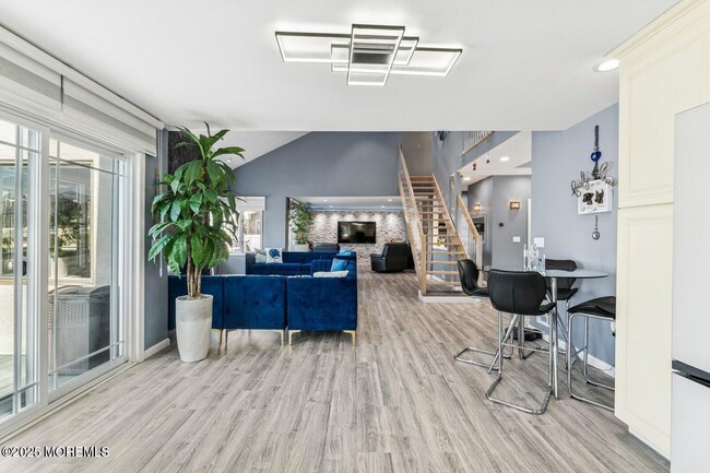 Building Photo - 385 Aldo Dr