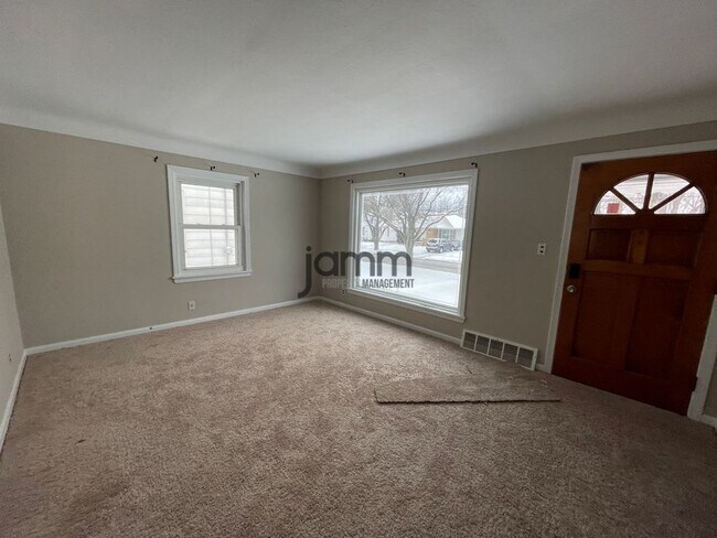 Building Photo - 6227 Traymore Ave