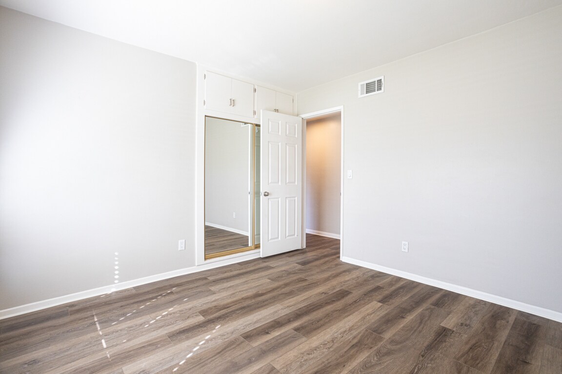 Building Photo - 205 E Old Mill Rd