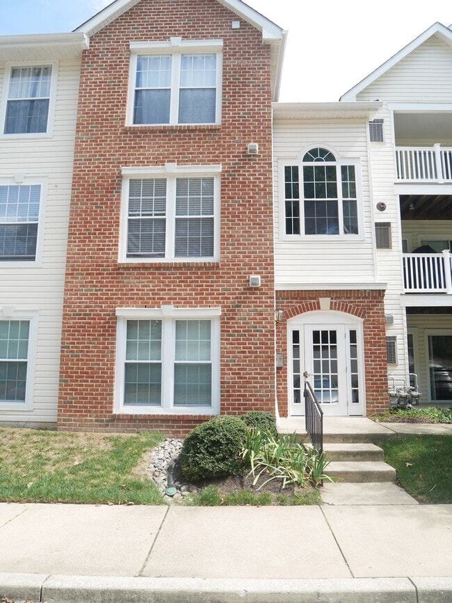 Building Photo - Spacious 2nd Floor Condo in Russett – Prime Laurel Location!