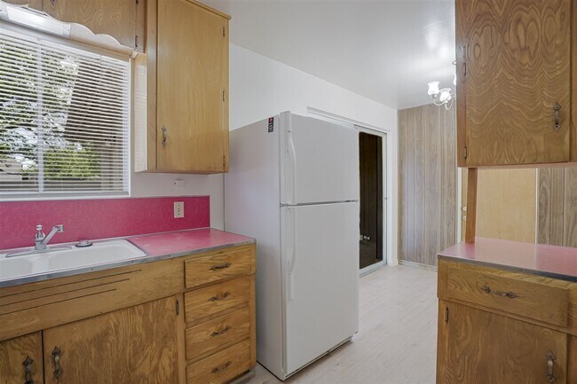 Building Photo - 3 bedroom,1.5 bath with 1 car garage close to schools, hospital and shopping!