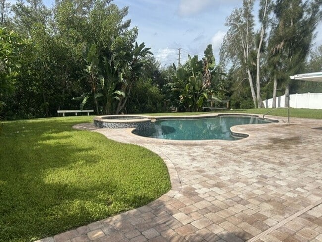 Building Photo - Beautiful 2/2 with dock and boat access