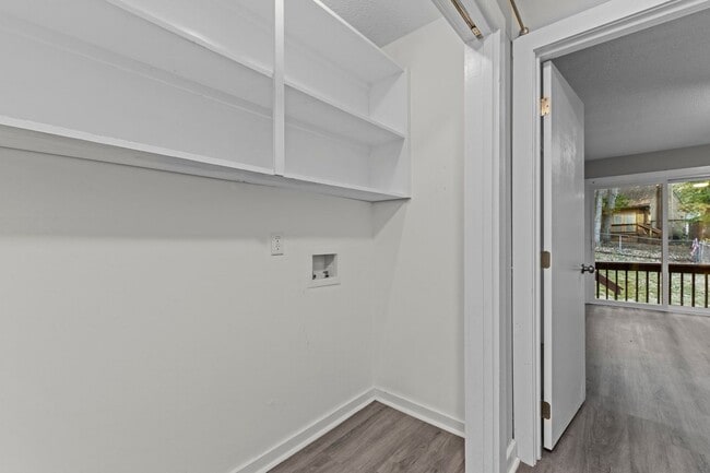 Building Photo - Newly Updated 2 Bedroom, 2 Bath Duplex nea...