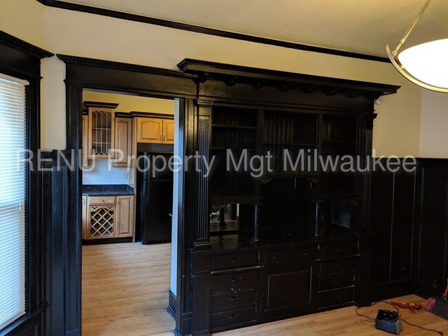 Building Photo - Beautiful Upper Duplex