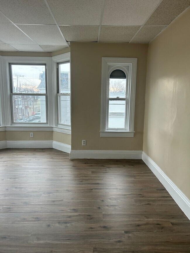 Building Photo - 121 N State St