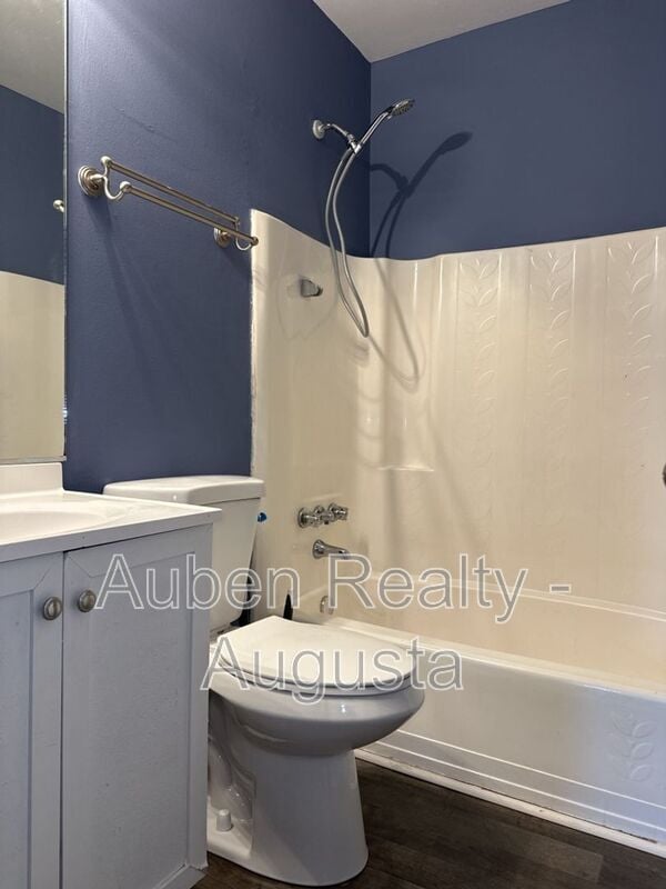 Building Photo - 2516 Kensington Dr E