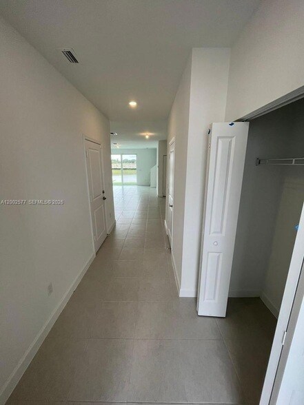 Building Photo - 212 SE Woodbark St