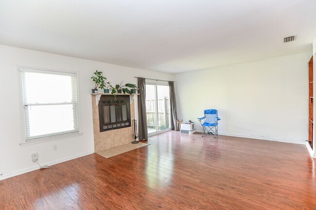 Building Photo - "Charming Kempsville Lake Townhome – Great Amenities & Location!"