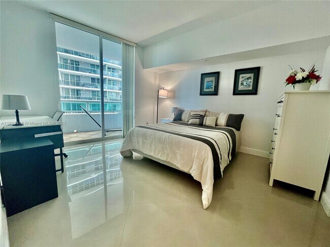 Building Photo - 1800 N Bayshore Dr