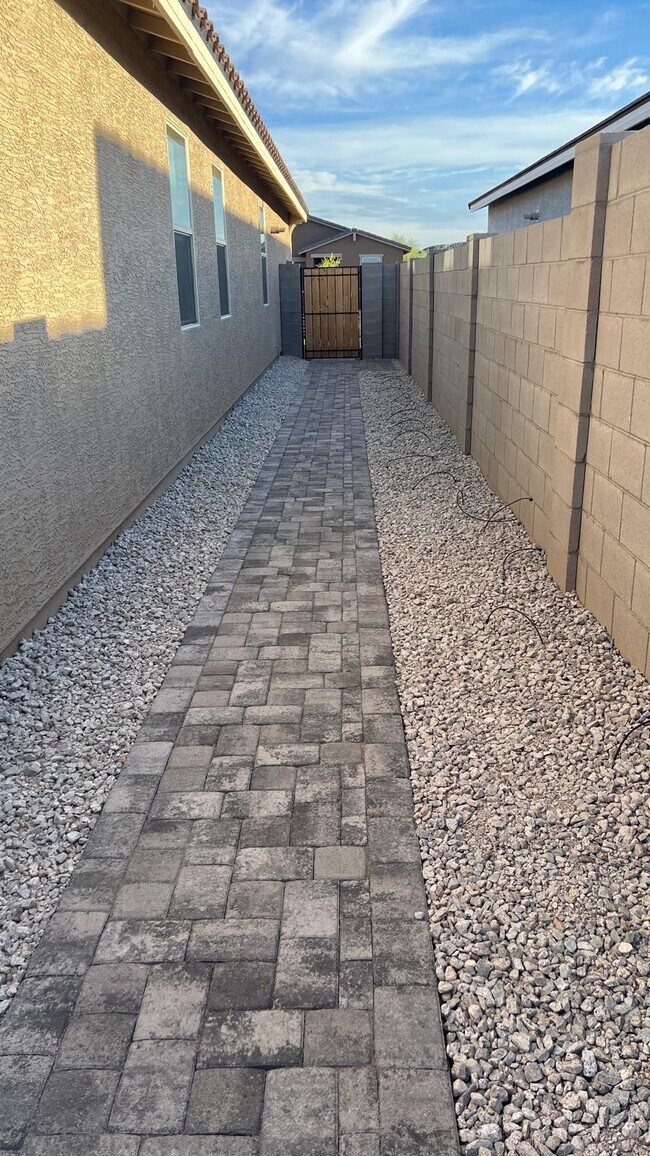 Building Photo - 4210 W Yolanda Ln