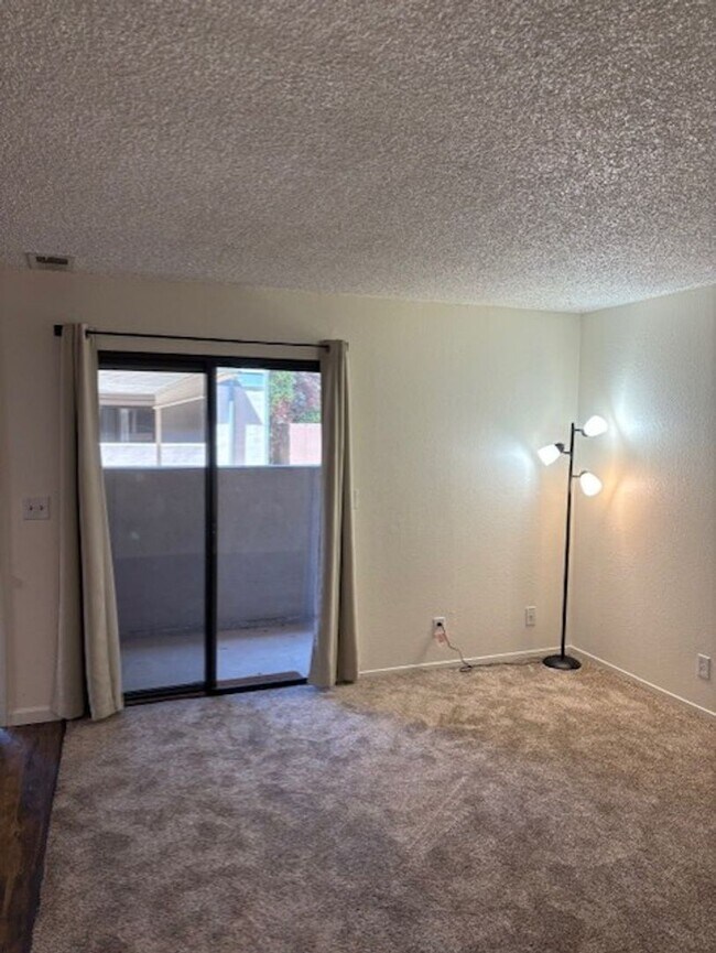 Building Photo - 1412 N Cherry St