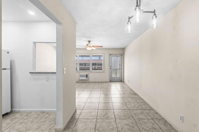 Building Photo - 52 Kingswood E